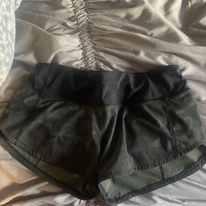 lululemon 2.5" speed up low rise short camo print